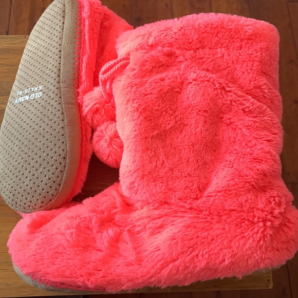 Fuzzy boot slippers. Kids xxl or women’s 7. Never worn. Excellent condition - Picture 4 of 5